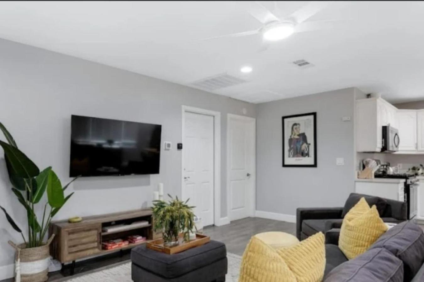 Private Casa Min Downtown Beaches Freeways Holiday home *
